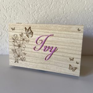 Boîte en bois avec prénom en acrylique "Fleurs et Papillons"