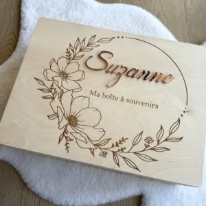 Grande boîte en bois avec prénom "Couronne de fleur "
