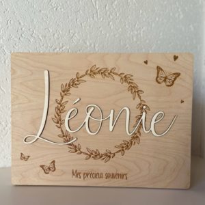 Grande boîte en bois avec prénom "Couronne et papillons"