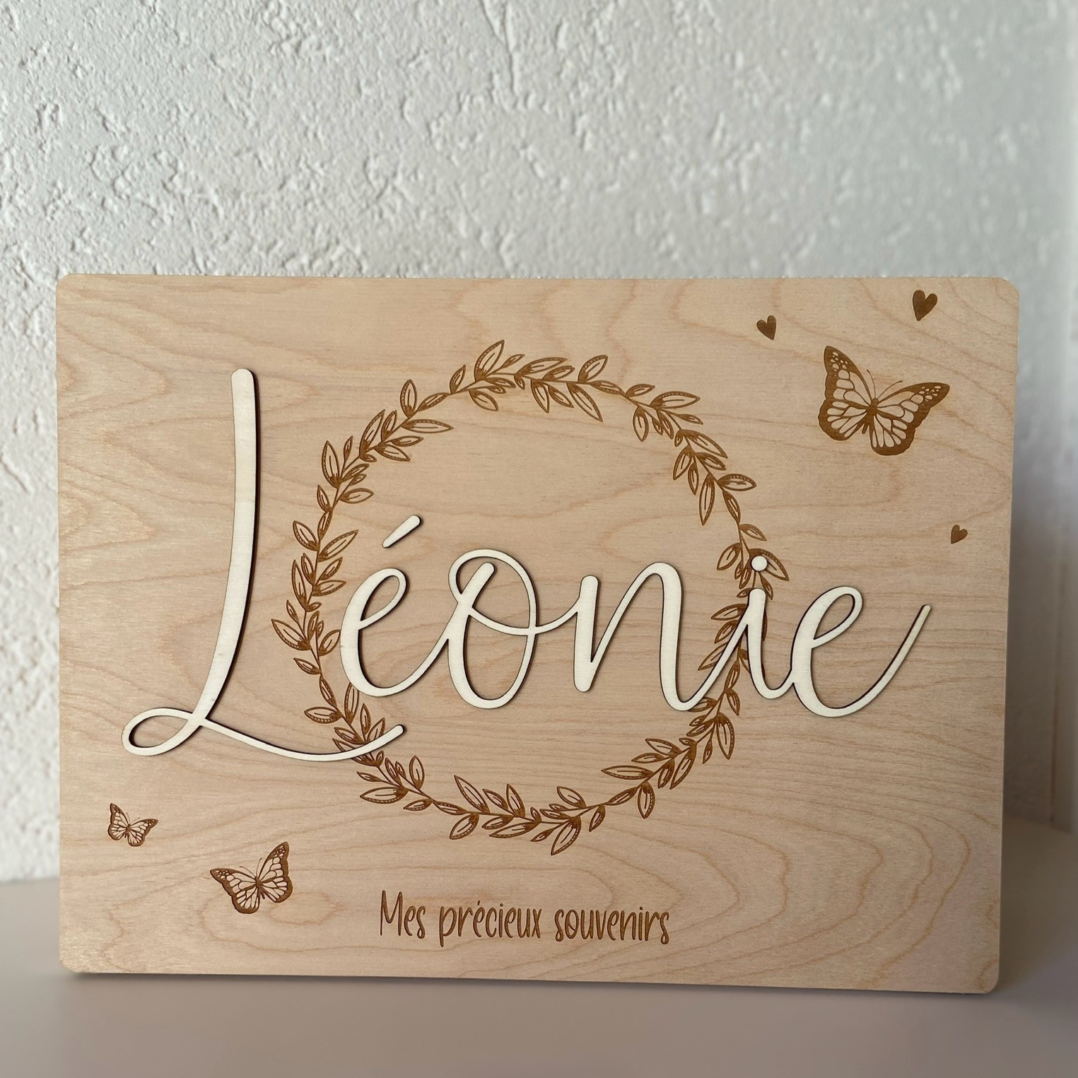 Grande boîte en bois avec prénom "Couronne et papillons"